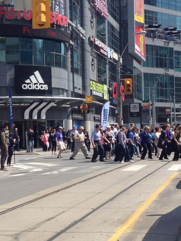 beepee29's tweet photo. Flash mob doing some dance routine right in the intersection at yonge&amp;dundas you white folk are crazy lol http://t.co/AFjmaFVD8J