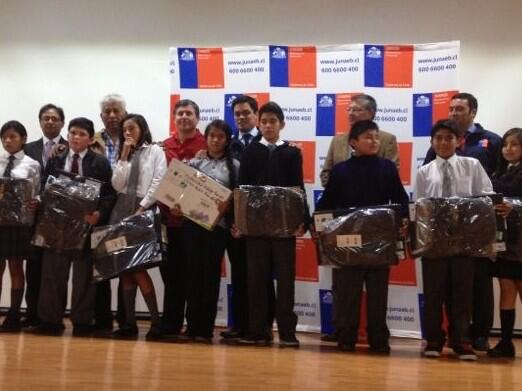 spachecoo's tweet photo. Cientos de estudiantes de Pica, Pozo Almonte y Huara reciben su computador que entrega @EquipoJUNAEB @j_poblete http://t.co/X2sIz3oSym