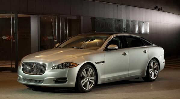 ToDriveWriters's tweet image. Review: #Jaguar XJ's all-wheel drive takes on weather in style #XJ #luxury #AWD bit.ly/17vsxmu