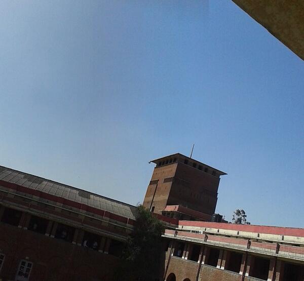 IshaPanwar1's tweet photo. Faculty of Arts bathed in spring sunlight. http://t.co/ZRrtNBUdPw