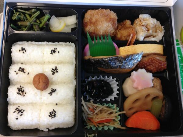 飯田昌弘 Pa Twitter 幕の内弁当 歌舞伎 江戸時代 芝居見物は一日がかりの長いものも珍しくなく 観客と同様 役者も幕間に楽屋で幕の内弁当を食べたそうな 芝居は好きだが つまらなくて長い芝居は拷問である 二日酔いだったりすると尚更 Ekiben 駅弁 Http T