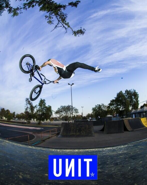 UnitChile's tweet photo. Miren esta fotaza de @victorariel00 rider oficial UNIT Chile! Foto: Claudio Miranda #unit #unitchile #bmx http://t.co/PbzlgK3kQT
