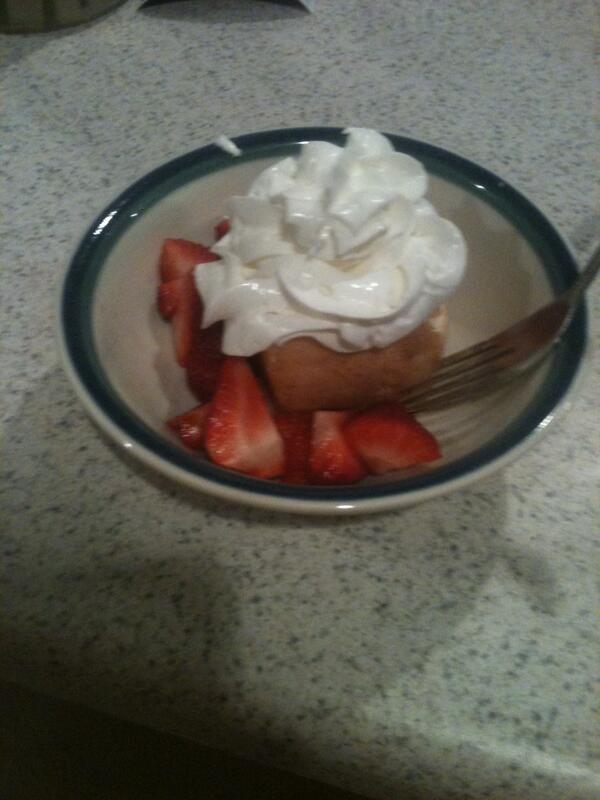 bmorgan_14's tweet photo. Strawberry shortcake #yumm 🍓🍞 http://t.co/2foT26RrJq
