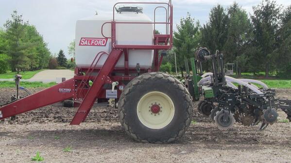 FennigEquipment's tweet photo. Incorporating #dryfert using #Yetter strip till bar behind Salford Air Cart #sweetrig @FarmPictures http://t.co/KPLuGnIDg6