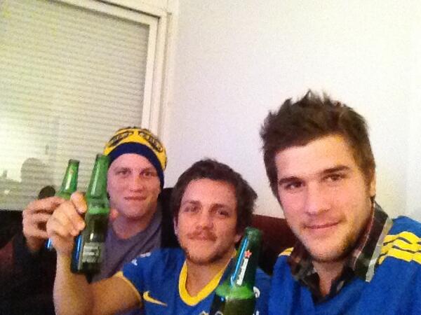 munozvalentin's tweet photo. Viendo al mas grande con @nicojuaarez @quinto89. Vamos boquita CARAJO! http://t.co/x8GvEw7fpp