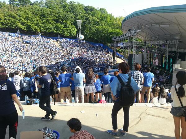 [PIC][16-05-2013]SNSD biểu diễn tại trường Đại học Yonsei vào chiều nay - Page 2 BKX1339CcAACKWY