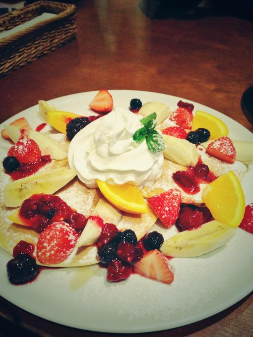 今日はこれから監面だよお♬だけど、少し早めに到着したので、近くで時間潰し中(ﾉ)'&omega;`(ヾ)マネージャーさんに許可をもらってデザート頼んじゃったのだ♬いただきまーすｯ&hearts; http://t.co/j5f