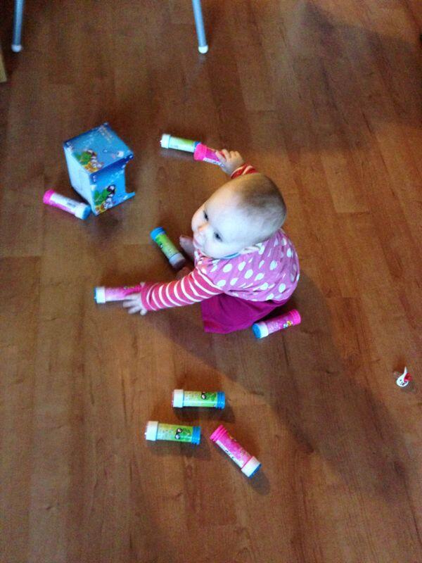 BoatFlashmob's tweet image. Our little one likes soap bubbles as well! #zeepbellen #amsterdam #flashmob #boatflashmob 25 mei @Westerkerk1