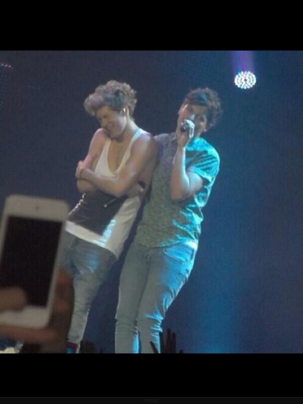 bubblebathnouis's tweet image. It looks like niall is little and daddy Louis is Holding him&amp;lt;3