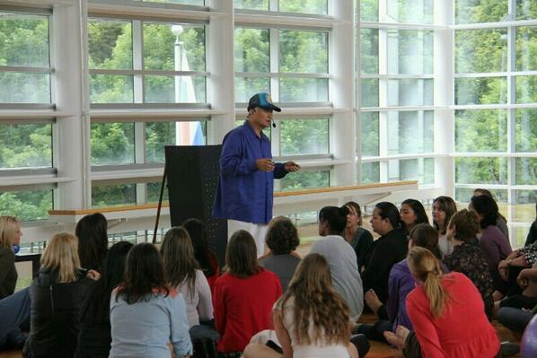 오늘은 나이키 임직원 100명을 대상으로 한 강연이 있었습니다.  자석명상을 통해서 모두가 생명전자를 체험하는 것을 보니 역시 우리는 인종과 국가를 넘어선 하나의 인류,지구인임을 느낍니다.