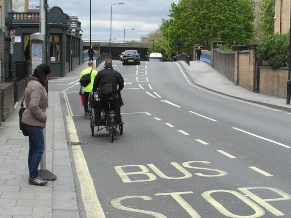 johnstreetdales's tweet image. Bakfiets ahead; Christiania behind; plus hi-viz. Are we going Dutch? Danish? British? #headexplodes #WalktoWork