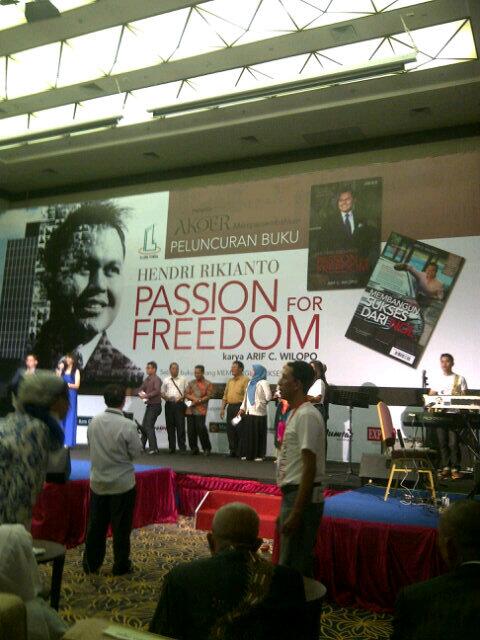 BookClubIndo's tweet photo. At K-Link Tower 5th floor di acara peluncuran buku "Hendri Rikianto: Passion for Freedom" by Arif C. Wilopo :) http://t.co/jv4Aa8lIwe