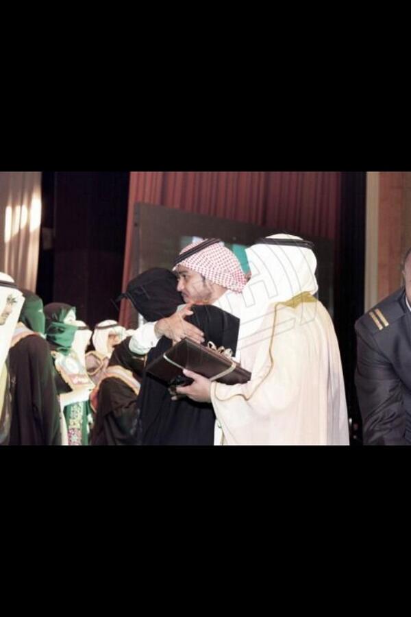abeer21211's tweet photo. صوره لشاب يعانق شقيقته الخريجه 
  من الطب ضمن حفل شهدته الرياض البارحه
    ء http://t.co/qghKmRIn01

وهذا نادر بمجتمعنا