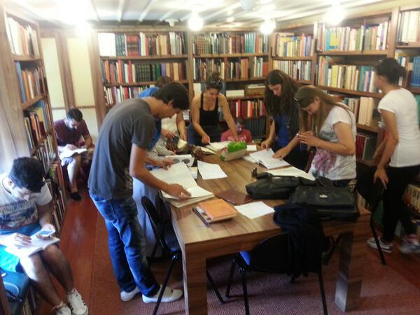 nevzatcevik's tweet photo. Öğrencilerimiz AKMED kütüphanesinde harıl harıl çalışıyor. http://t.co/1BqX4xrSI6