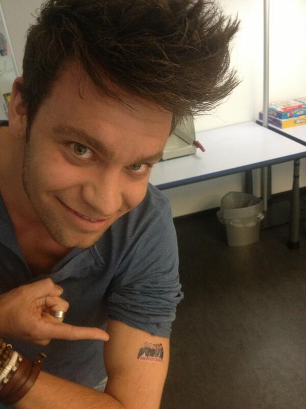michelbirri's tweet photo. Zum Glück hatte es rechtzeitig auf heute noch so ein Tattoo im Bravo. #onedirection #hallenstadion #berufsbedingt http://t.co/qDsW8t2Qii