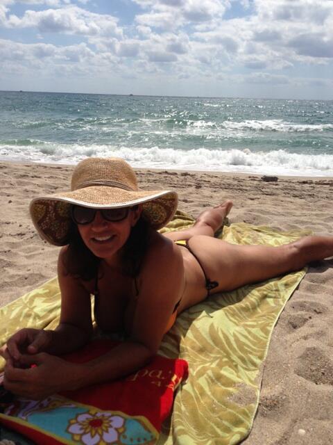Having a beach day! http://t.co/w5dPhDhTlg