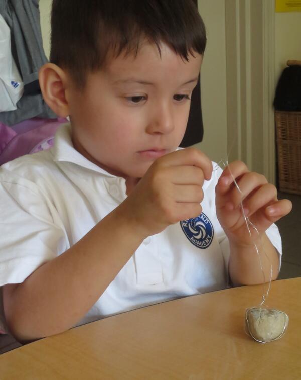 richlandacad's tweet image. PHOTO DAY 59: Our first experience sculpting with a new material, ‘wire.’  #PreKClass #reggioapproach #wire