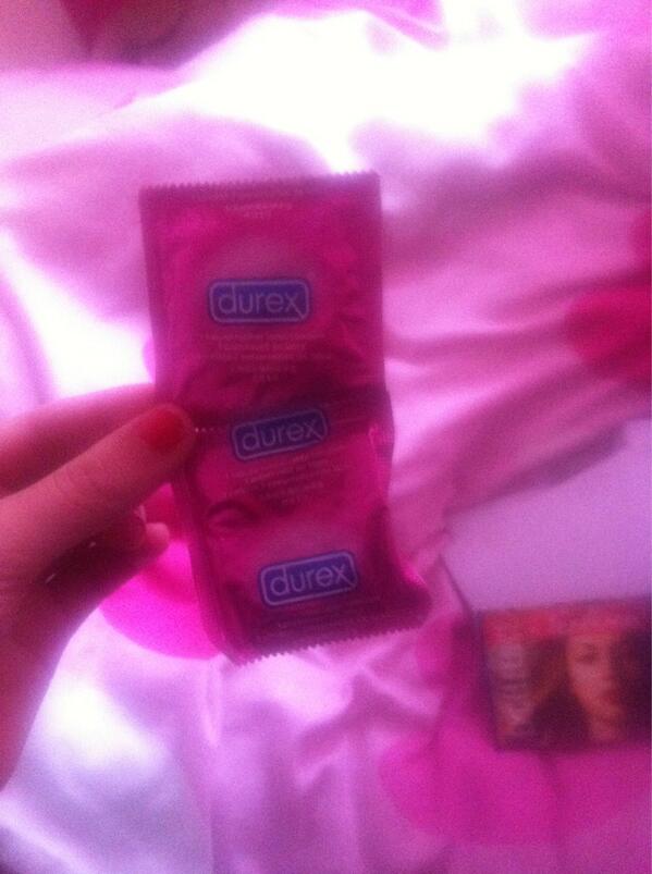 SiobhanMaher4's tweet image. Course I'd find these on @SarahLSmith4 bed #dathoe