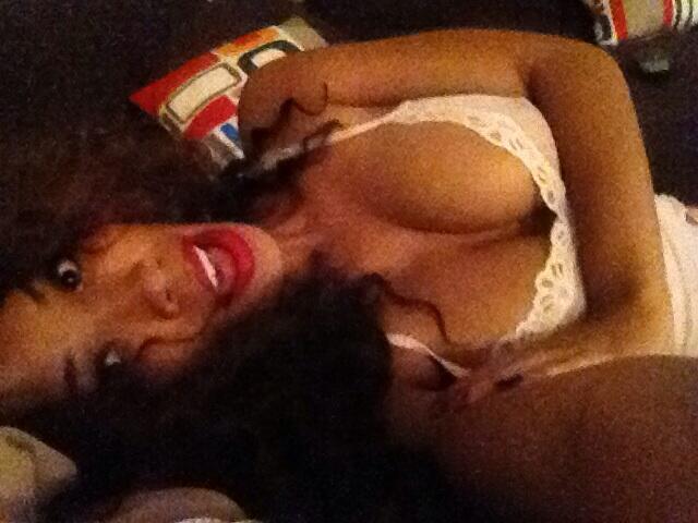 Queen of the selfies in my own mind... ;) http://t.co/wi0JfNO0dE<a href="/tag/hammertime"class="tags"><span>#hammertime</span></a>