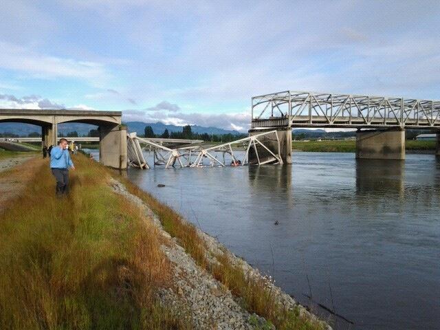 Photo: People, cars in water after I-5 bridge over Skagit River in Washington collapses - via @AnnaKXLY4