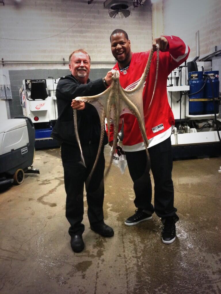 Ndamukong Suh rides Zamboni, holds octopus at Red Wings game (Video)