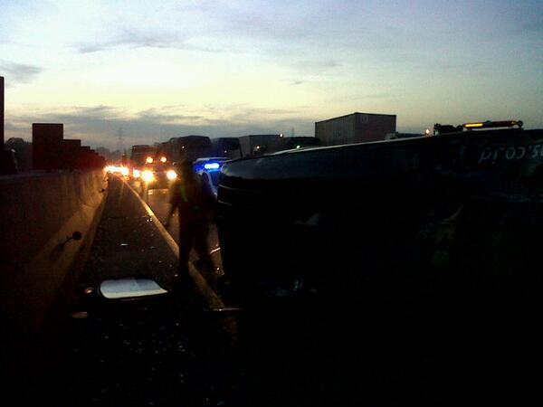 Randyakso's tweet photo. RT @TMCPoldaMetro: 06:15 Kecelakaan Mobil  Travel D 7710 AK terguling di KM 43 Tol Karawang barat (arah ke Jkt). http://t.co/0iMXMXsPK9