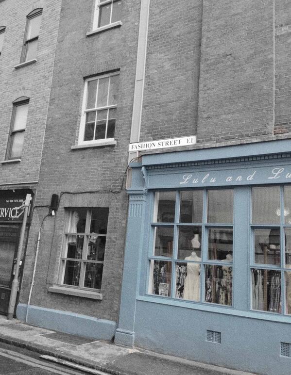 Apu_Jan's tweet photo. Most fashionable street in London. @spitalfieldsE1 http://t.co/zrlIXWPlKB