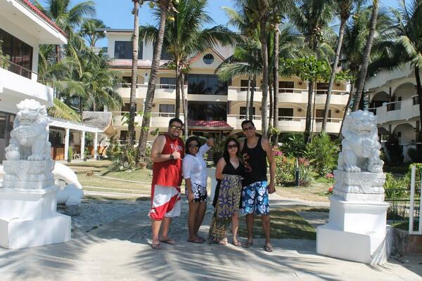 IamLouQueano's tweet photo. #latepost #galeragetto @maujowee @GeeJQueano http://t.co/zYxn9ou3pn