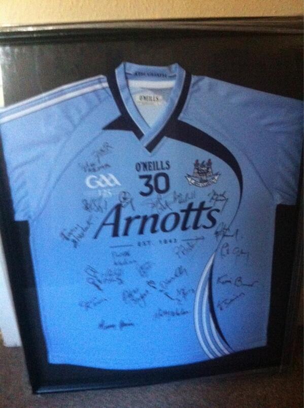 We'll be auctioning signed jersey from the 2010 Leinster Final winning team! Anyone interested? Please RT