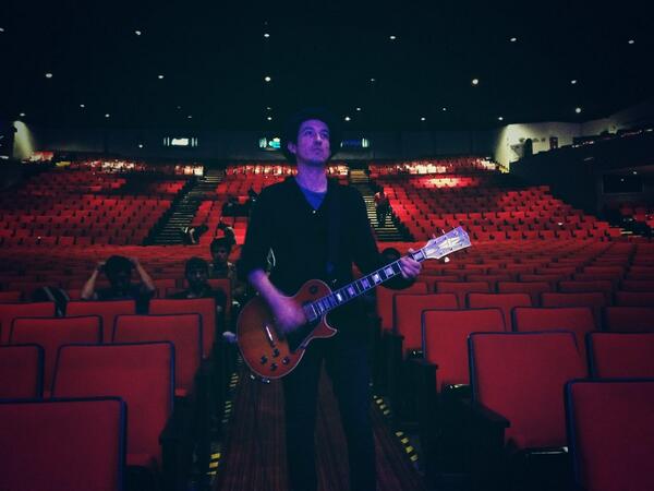 DivisionOficial's tweet photo. .@JavkerBlake en #Soundcheck #JuevesdeDivision @RockenelBlanca #DF. http://t.co/motMYoXSUy