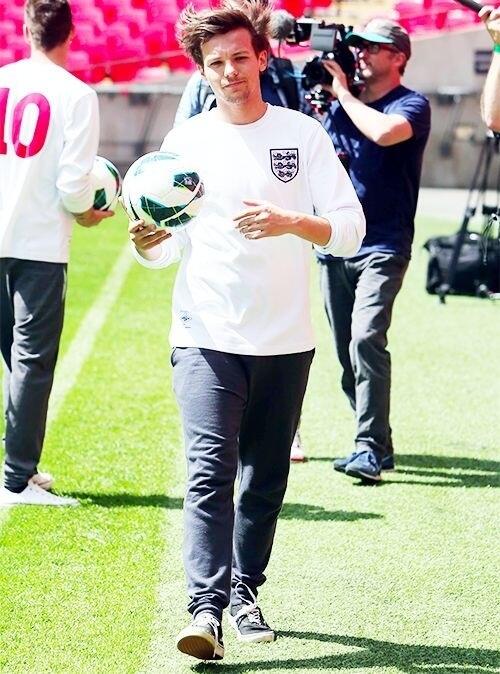 1DFanUpdates101's tweet photo. “@1DFranceCOM: Louis, 16/05/13  http://t.co/YzATeDAUw3”