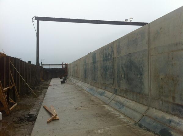 Vandaag eerste gedeelte van de kolkwand door <a href="/HeijmansNL/">Heijmans</a> ontkist op sluizencomplex Belfeld