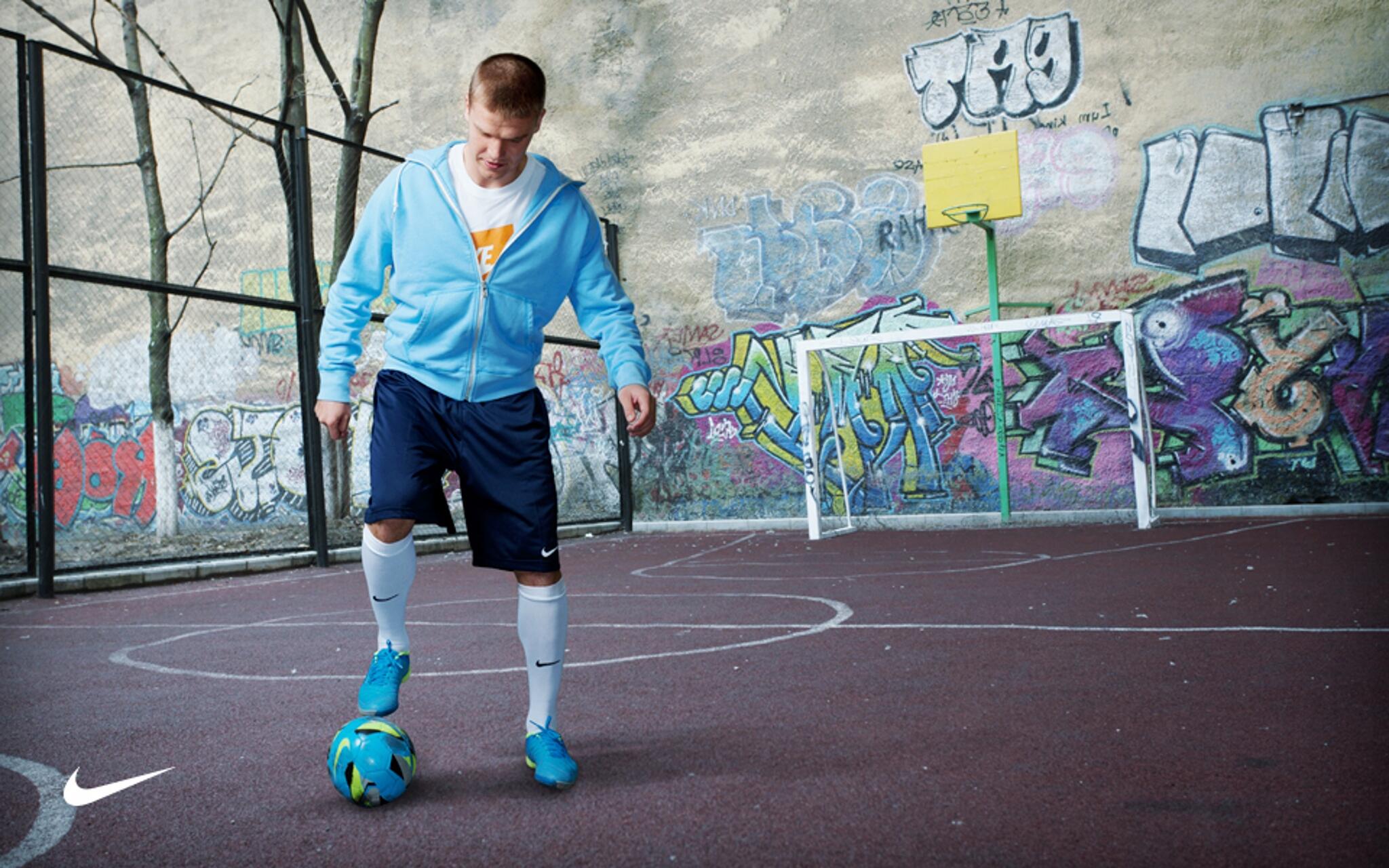 orientación Se convierte en maximizar Nike Football on Twitter: "On the streets of St. Petersburg. This is Igor  Denisov's ground. Show us where you play your game. #MyGround  http://t.co/V0SuXpOgRt" / Twitter