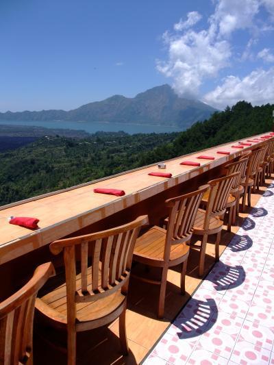 世界を旅するネットビジネスマン インドネシア バトゥール サリ バリ島の東北部 珍地名でも知られるキンタマーニ高原にあるレストラン 標高1300m以上の高さにあり バトゥール山とバトゥール湖を見渡す素晴らしい眺望を楽しみながらインドネシア料理