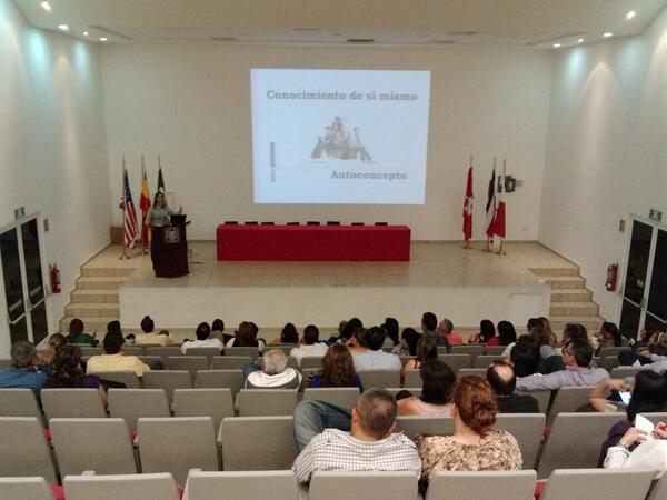 Mtra. Wendy Hoyos le da importante conferencia a los padres de familia de nuevo ingreso a PREPA UVM
