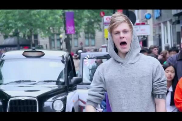 AlexandarRyder's tweet photo. || Caspar Lee, you are a babe and ily but you need to load http://t.co/u9G5unQIjo