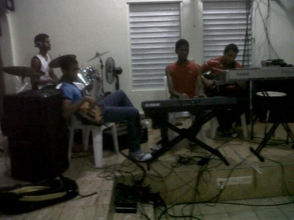 BerakaBendicion's tweet photo. Nuestra Banda!! Bendiciones Chicos!! @naterajr @drcontreras04 @TheLary25 @Luzdmedianoche http://t.co/5oHHbBQFAb