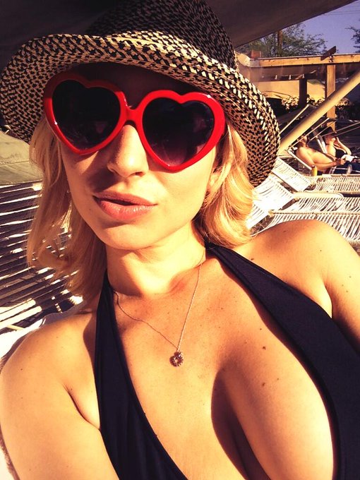 Worshiping the sun, or is the sun worshiping me? http://t.co/aKiK8jTwER<a href="/tag/snapchat"class="tags"><span>#snapchat</span></a><a href="/tag/seesnaps"class="tags"><span>#seesnaps</span></a>