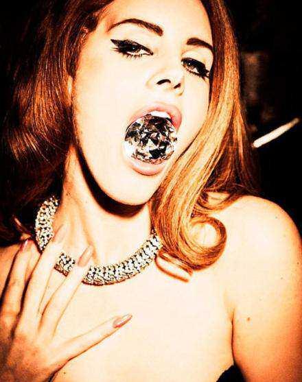 LanaDelRa's tweet photo. Om nom nom. http://t.co/WLiuT4GbDD