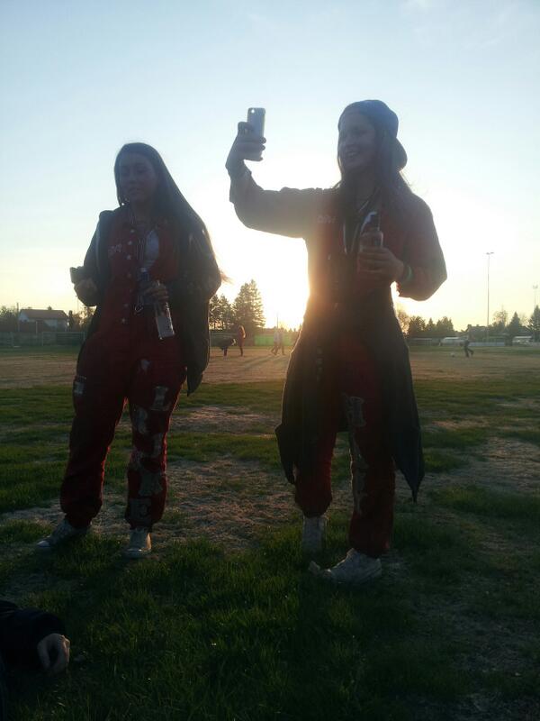 TheJesters2013's tweet photo. LI på Ringshaug! Fotballkanp, vi har ball http://t.co/yYXkLXLvTn