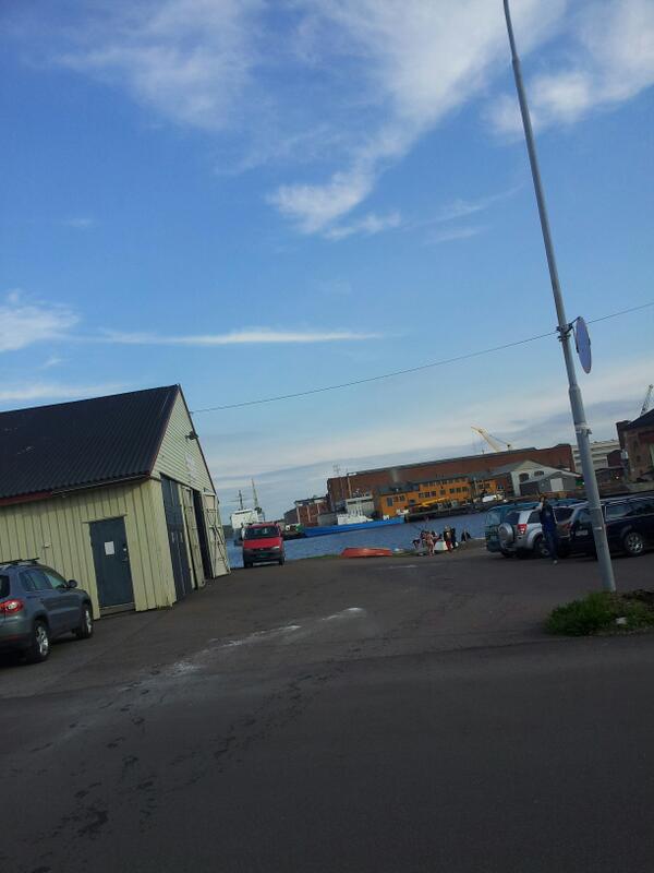 AwkwardM2013's tweet photo. Barna er kasta i vannet. Nå er er frokost ♥ http://t.co/oQcXBIgA0t