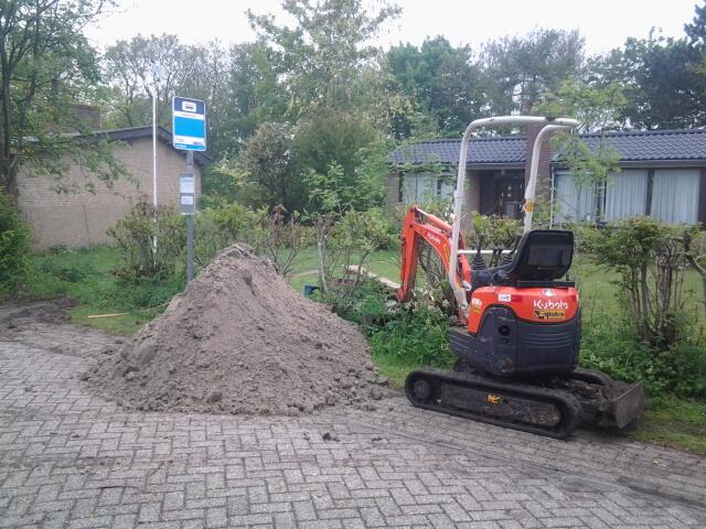 met <a href="/renerrmv/">Rene Veffer</a> op de bushalte werken #schirmonnikoog