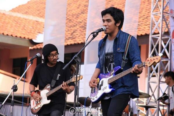 billsatya's tweet photo. @OfficialPSK at Pensi welfare SASI 2013 | @KILLINGMEINSIDE @kotaindramayu @OSISSASI photo by : @WBBProject http://t.co/8J9Dz89UPO