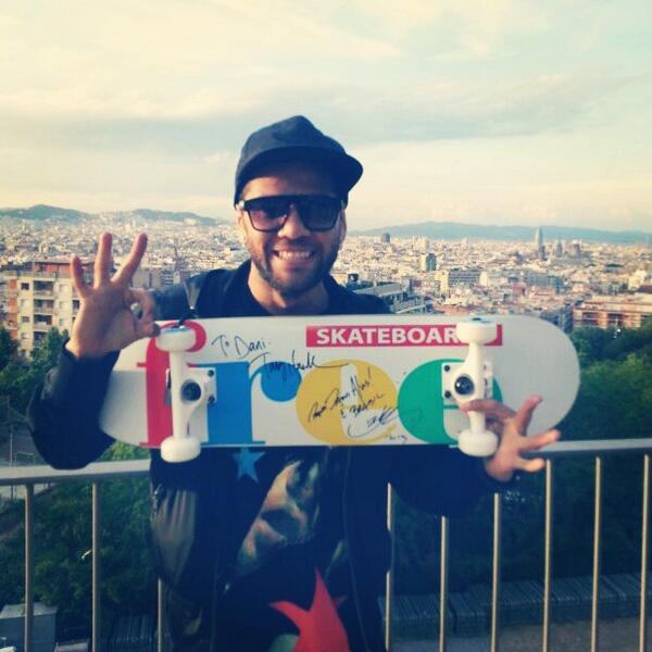 PenyaIndoBarca's tweet photo. Tw @DaniAlvesD2: Hadiah dri bintang Skateboard! Terima kasih Mr Bob & Mr Tony #skate #life #love #XgamesBcn http://t.co/nxgtfa18Fm