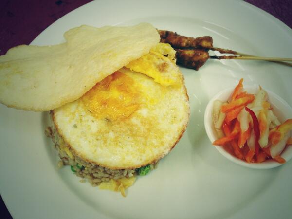 BBC_Batakan's tweet photo. Nasi goreng BBC.. http://t.co/vrs3Jto9OH