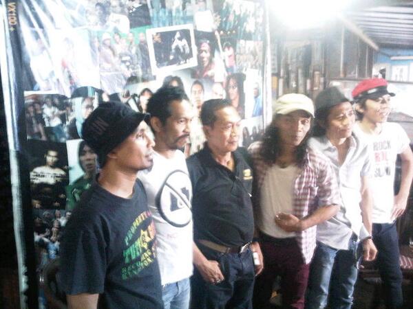 slankdotcom's tweet photo. #ApaYangTerjadi? Slank lagi preskon tentang kesuksesan konser #SlankRedMildTour2013 kemarin http://t.co/S1lUTCHzna