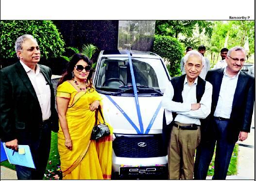 @mahindra_satyam board - CEO CP.Gurnani, @rajyalakshmirao Chairman V.Nayyar & U.Yargop at the e2o electric car launch