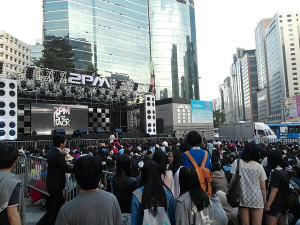 jungminpapa's tweet photo. 음악어플 ���니에서 2PM 깜짝 콘서트를 밤 9시부터 강남역 11번 출구쪽 엠스테이지에서 한다고 하네요. 지금 무대 준비 중인데. 근처 계신분은 어서 오세요..대박~ ㄲ ㅏ악 http://t.co/sDG7NifKzS