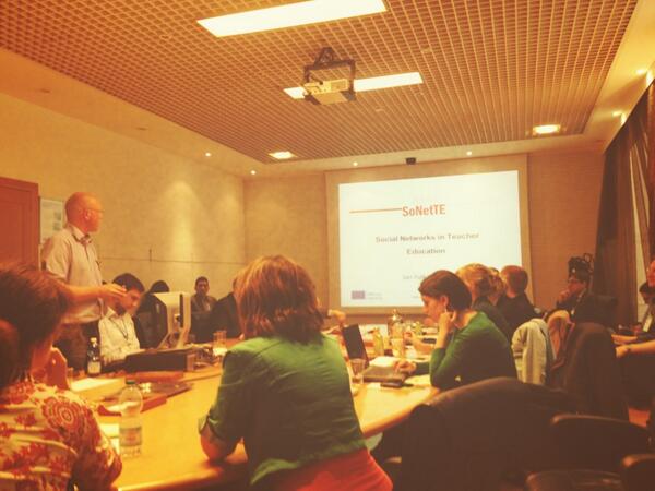 ProjectLARGE's tweet image. Social media in teacher education. Now on #LINQ2013