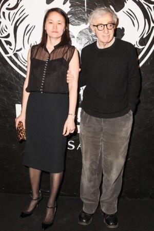 ウディ アレン No Twitter ヴェルサーチの姉妹ブランドのお披露目会にウディアレンと妻スンイーが登場 レイブの様な大音量音楽とクラブキッズで溢れた会場では目を引く存在だ 彼が妻と交わした会話だけで一笑いできそう Http T Co Drfa7onke2 Http T Co Jt6xgn7hav